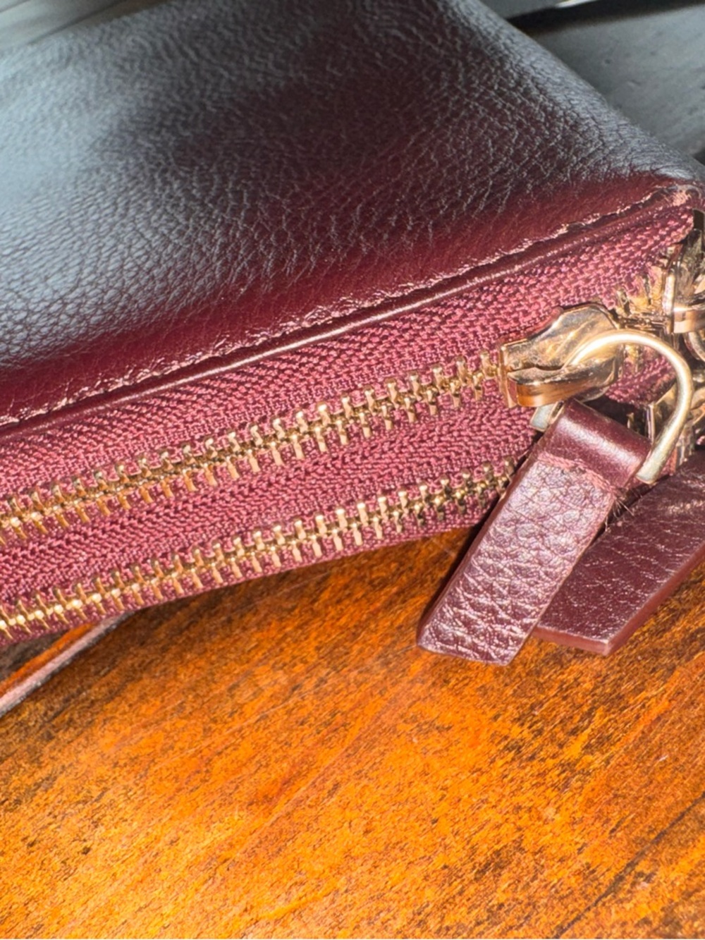 Levenger Plum Pebbled Leather Double Zip Crossbody Wallet Bag Organizer - Picture 11 of 12